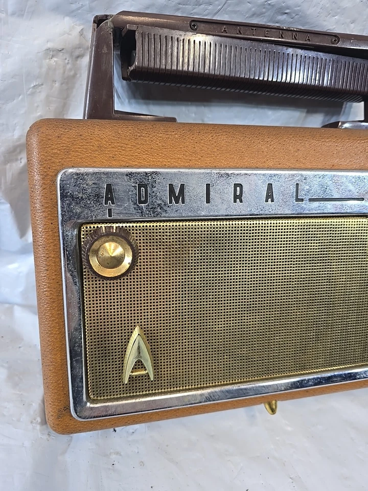 Admiral Modelo 217 1957 Doble Potencia Portátil 4 Tubos de Aspiración Radio AM Marrón Funciona Foto 2 de 4