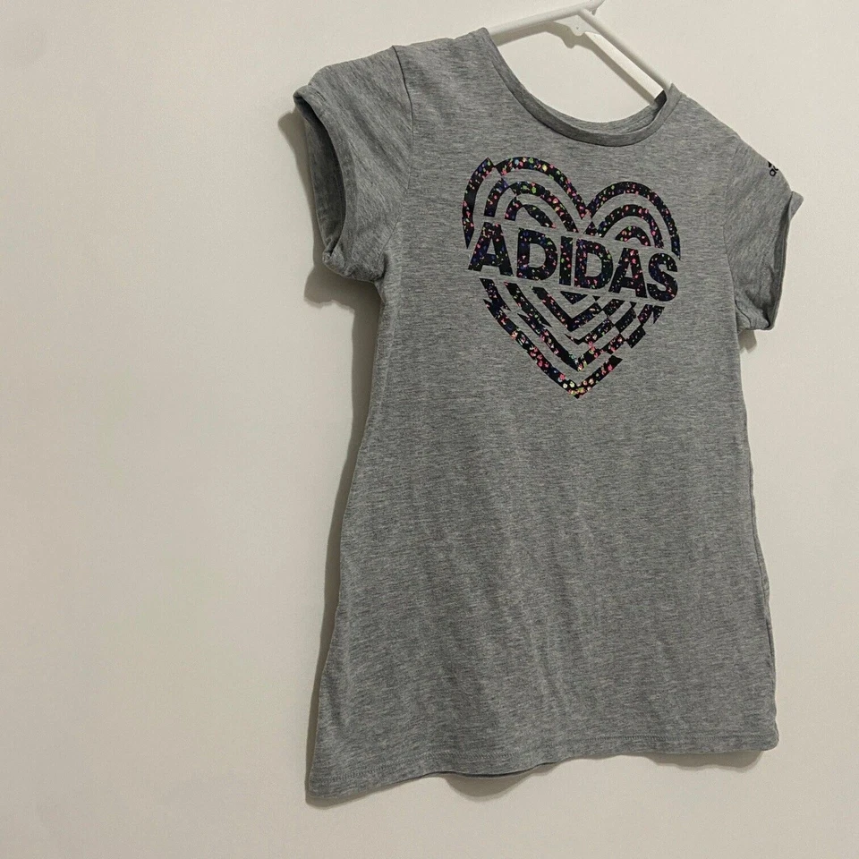 Camiseta Adidas Mediana 10-12 Niñas Gris Corazón Gráfico Foto 4 de 4