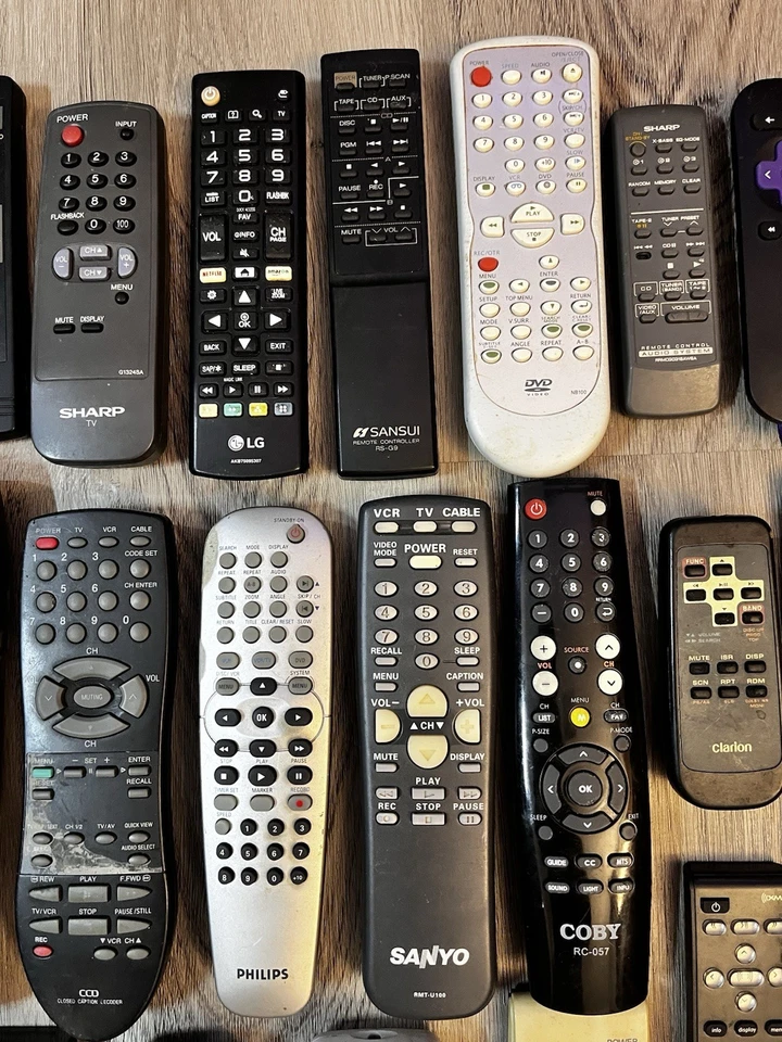 Lote de 44 mandos a distancia por cable TV DVD sin probar - marcas mixtas - todos tienen respaldo Foto 4 de 4