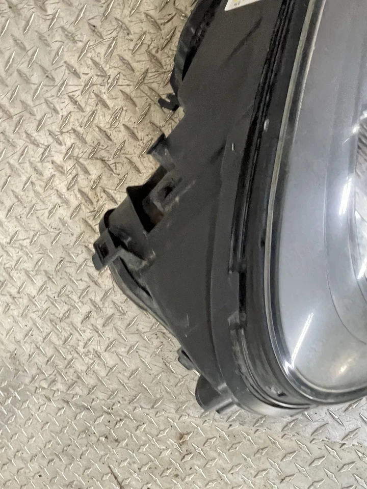 Faro delantero derecho pasajero Porsche Cayenne 11-14 pequeña grieta en plástico Foto 3 de 4