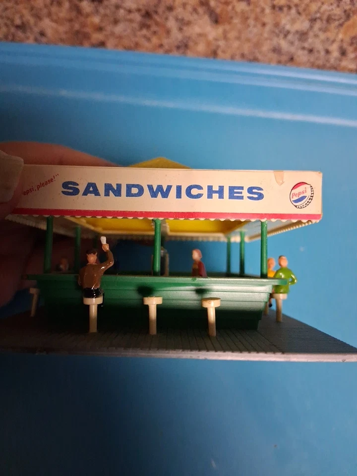 Atlas HO REFRESHMENT STAND With People Already Made - Image 3 of 4