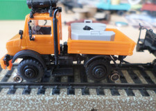 Roco Schwertransportwagen mit Kibri 10872 2-Wege Unimog und O&K Raupenbagger