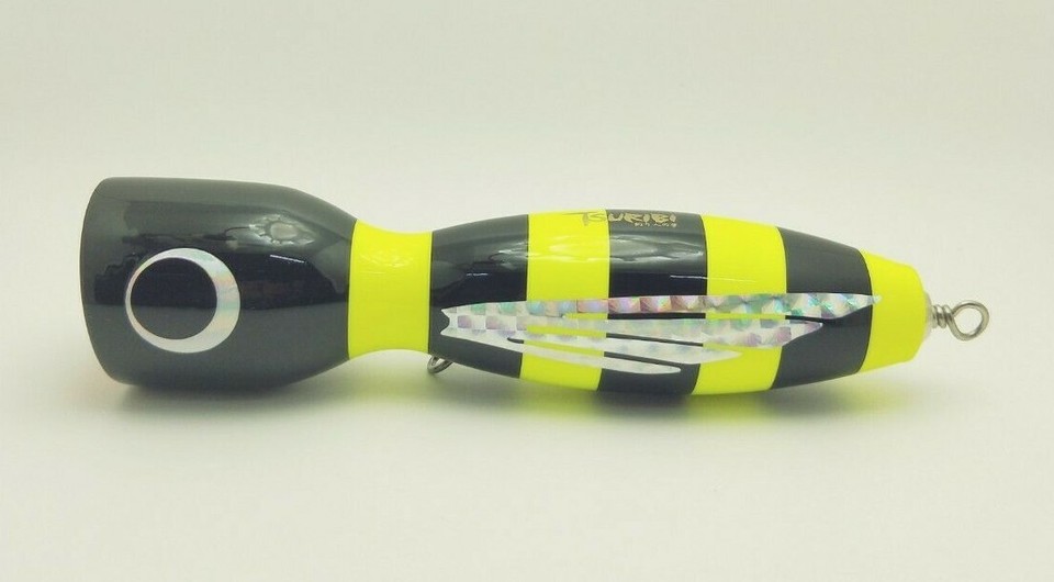 Leurre Indiga Popper Chugger Long 60g – Noir Aile Rouge – Pêche En Mer – NEUF