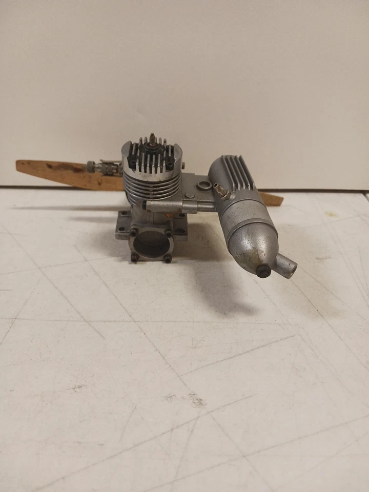Magnum GP 10 Two Stroke RC Airplane Engine - Image 4 of 4