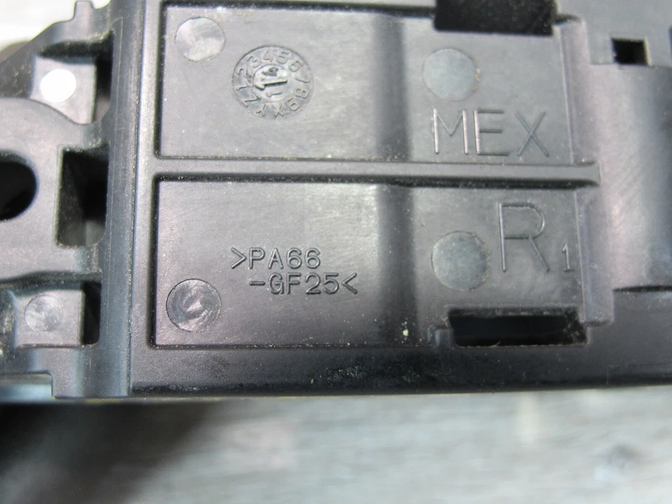 Infiniti JX35 QX60 2013-2020 PUERTA DELANTERA DERECHA MANIJA EXTERIOR CON ENTRADA SIN LLAVE Foto 3 de 4