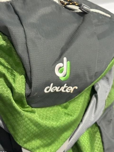 Mochila de Senderismo Deuter ACT Trail 24 Verde Aircontact H2O Hidratación Lluvia Cubierta Foto 2 de 4