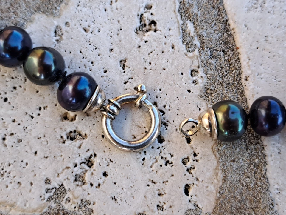 collana di perle nere multicolor riflessi cangianti 9mm chiusura in argento - Immagine 3 di 3