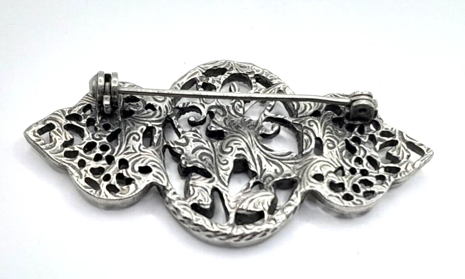 Broche prendedor victoriano de 2" con diamantes de imitación y esmalte 1928 tono plata oscuro y flores rosas Foto 4 de 4