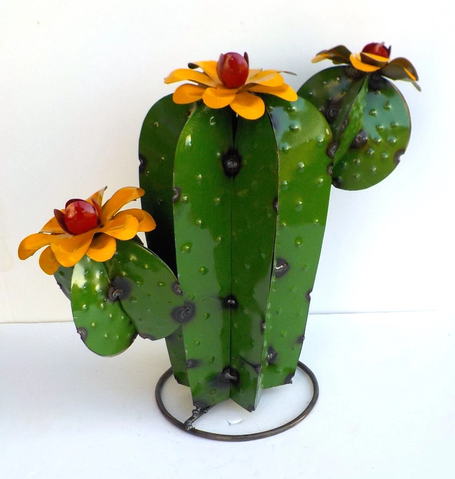 ESCULTURA DE CACTUS ARTE PATIO METAL 13" ALTO VERDE CON FLORES AMARILLAS p Foto 2 de 4