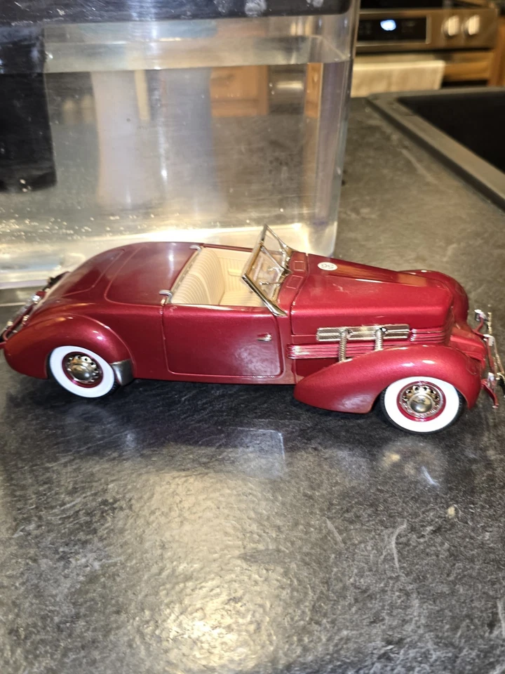 ERTL 1/18 Diecast 1937 Cord 812 Convertible 48 - Image 2 of 4