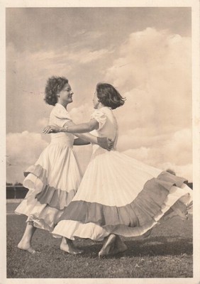 Foto AK 2 WK Hübsche BDM Mädchen beim Tanz