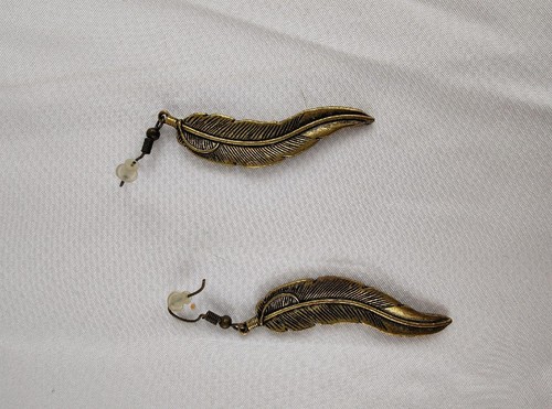 2"METAL RHINESTONE FEATHER HOOK EARRINGS,GOLDTONE,NATIVE AMERICAN INSPIRED,TEXTU - Picture 4 of 4
