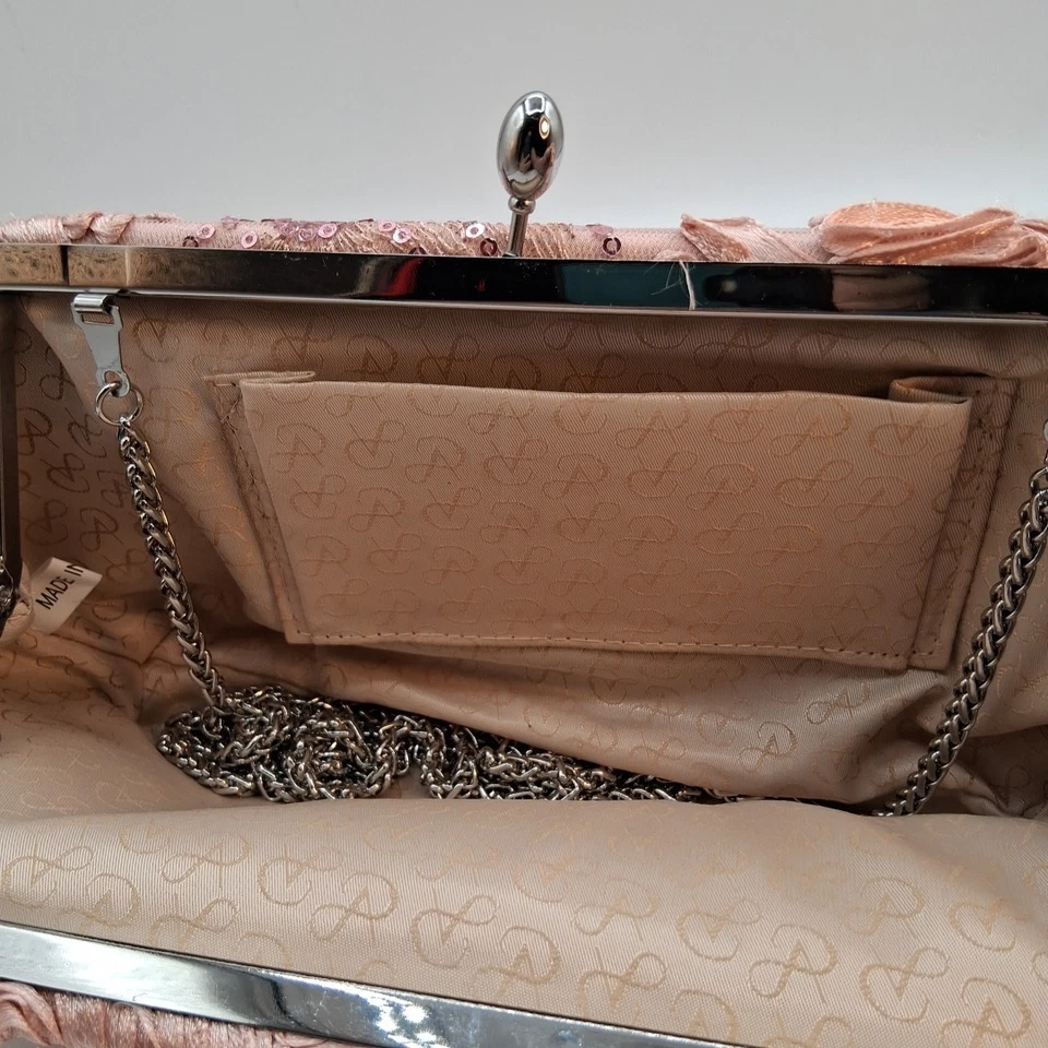 Bolso sin asas Adrianna Papell Sia rosa bordado lentejuelas cadena plateada bolso de hombro a presión Foto 3 de 4