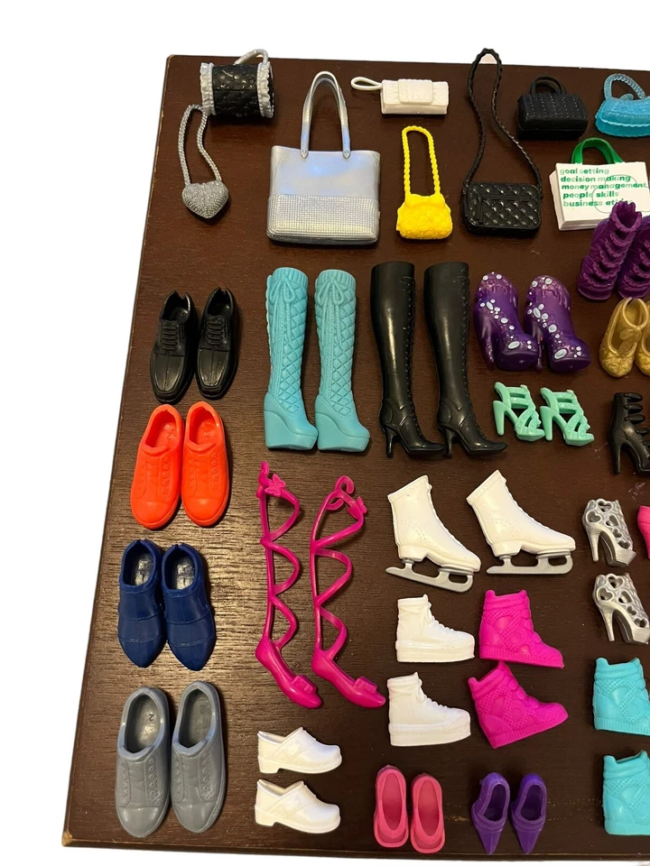 Lote Mattel de Roupas Barbie, Sapatos Barbie e Ken, Bolsas Cabides Pincel Tiaras Etc - Imagem 4 de 4