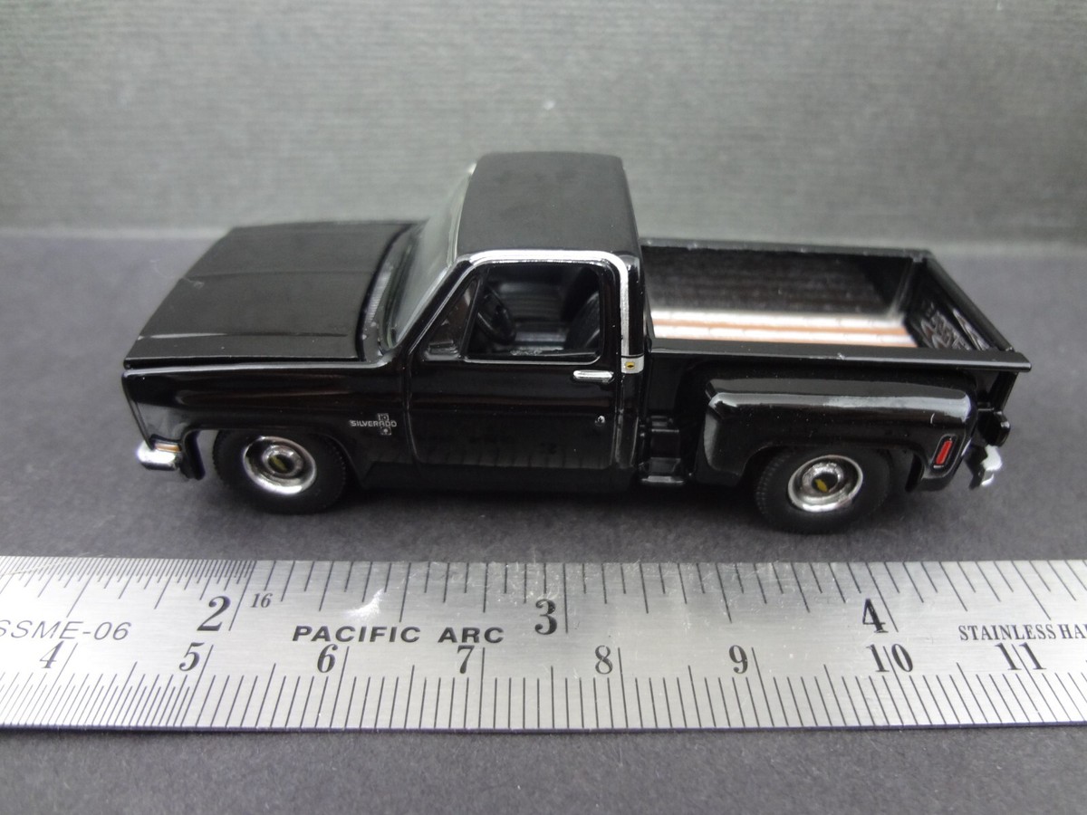 ドロヘドロ 1〜20 1/64 Auto World 1983 Chevrolet Silverado Stepside (Black