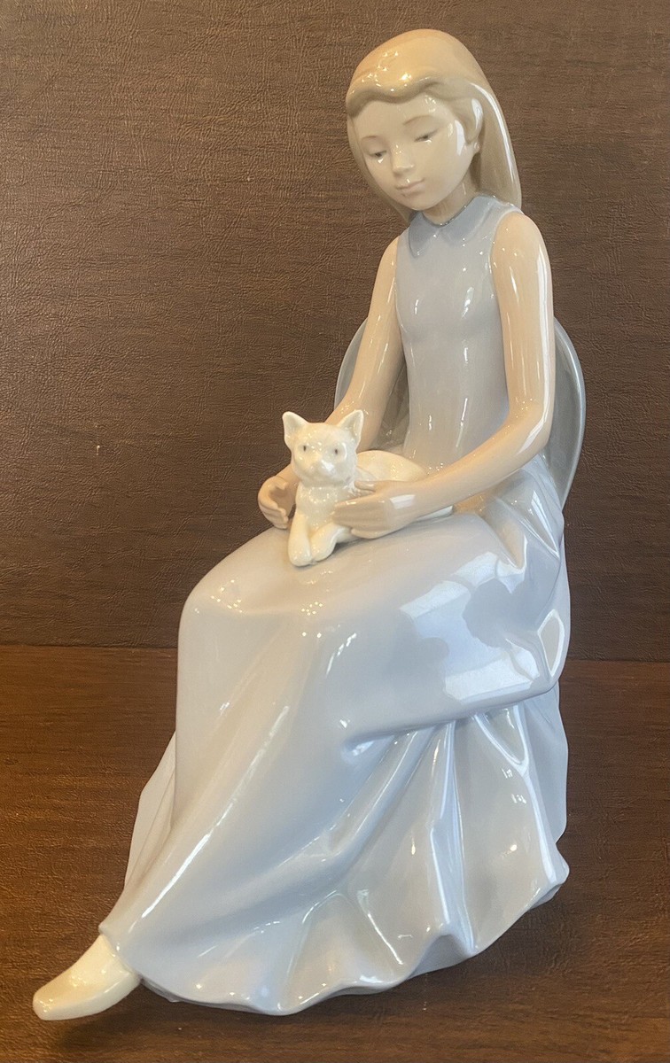 置物 NAO DAISA. 2003 Vintage NAO Lladro Daisa Porcelain Seated Girl with Cat