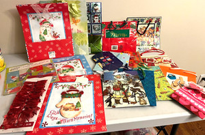 Lot of 17 Assorted Mixed Christmas Medium/Large  Gift Bags- Bows  - Tag