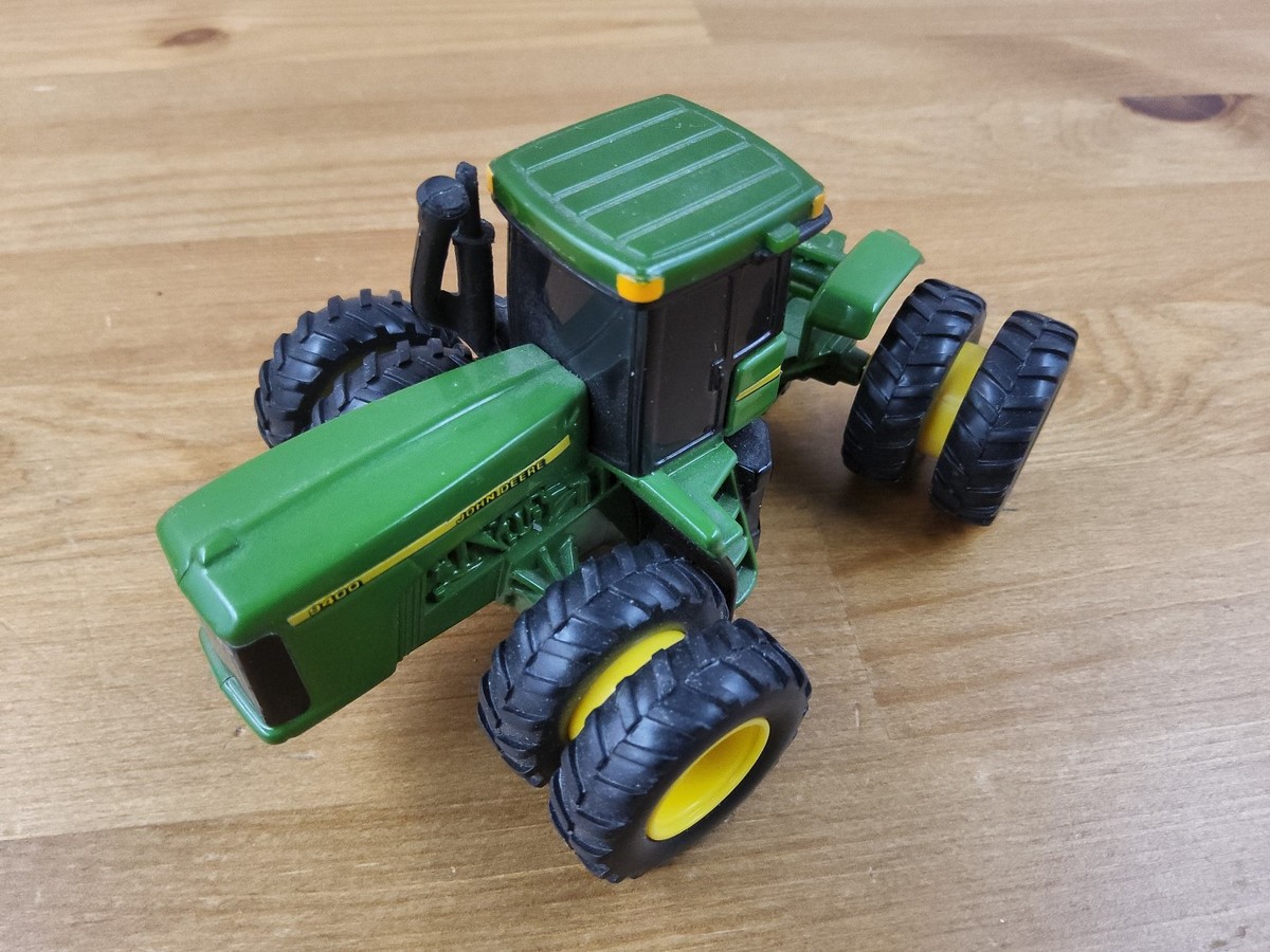 Ertl 1/64 John Deere model 9520 diecast/plastic articulating