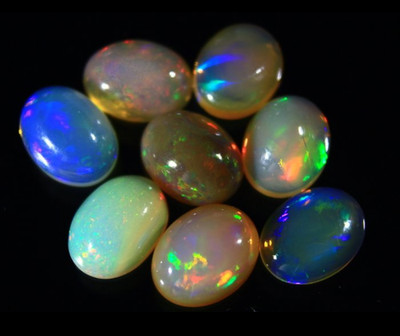 Opale, Lebhafte Multicolor-Blitze   8 Cabochons, insgesamt 9,6 Karat, Edelsteine