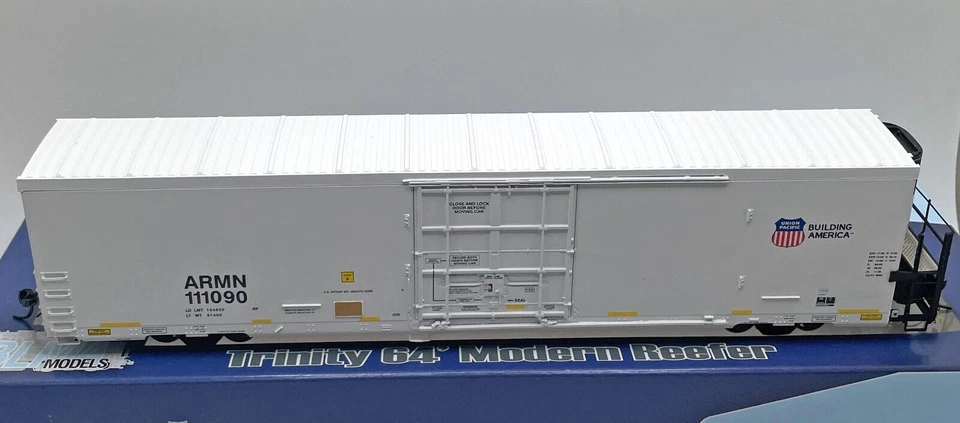 HO BLMA MODELS 52004 TRINITY 64' REEFER UNION PACIFIC ARMN # 111090 - Image 2 of 2