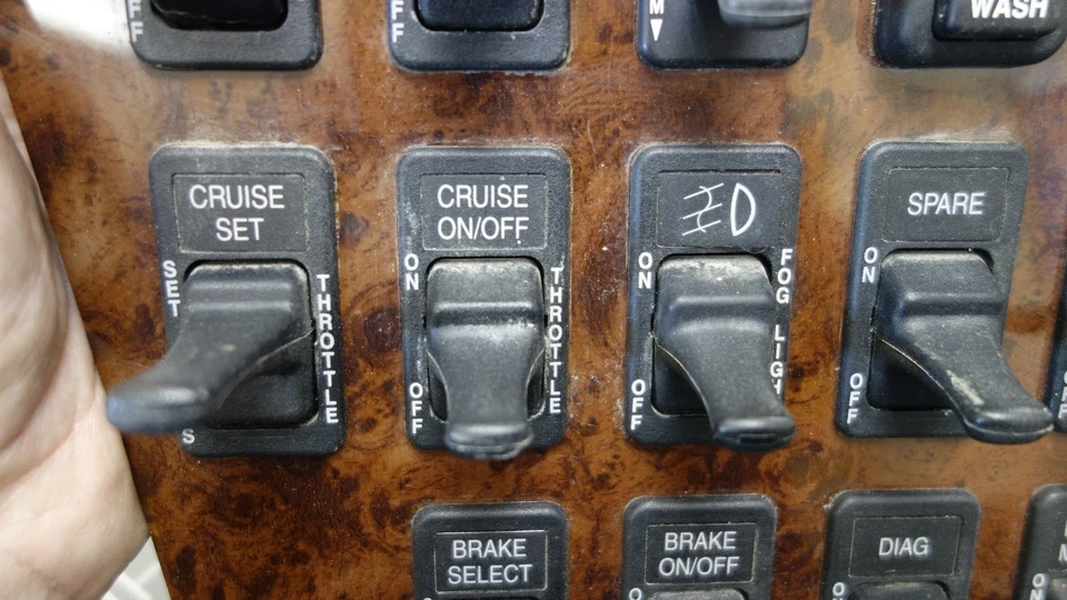 Painel de painel International 9200 com dezesseis interruptores - Imagem 4 de 4