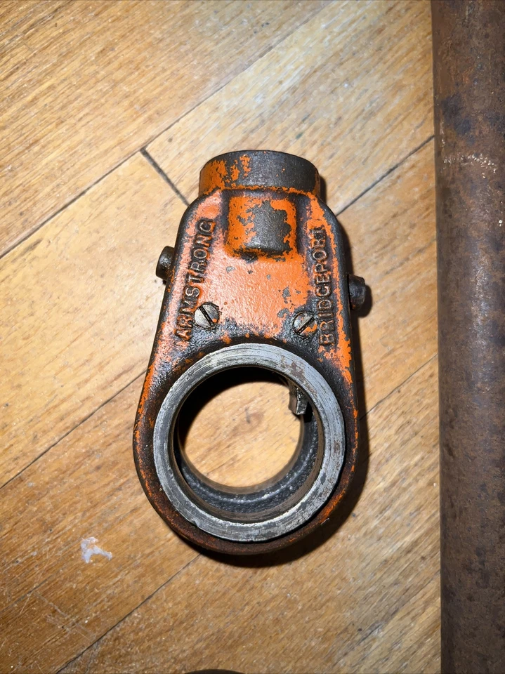 VINTAGE ARMSTRONG NO.90R RATCHETING PIPE THREADER AND 3 DIES 3/8,1/2,3/4 - Image 3 of 4