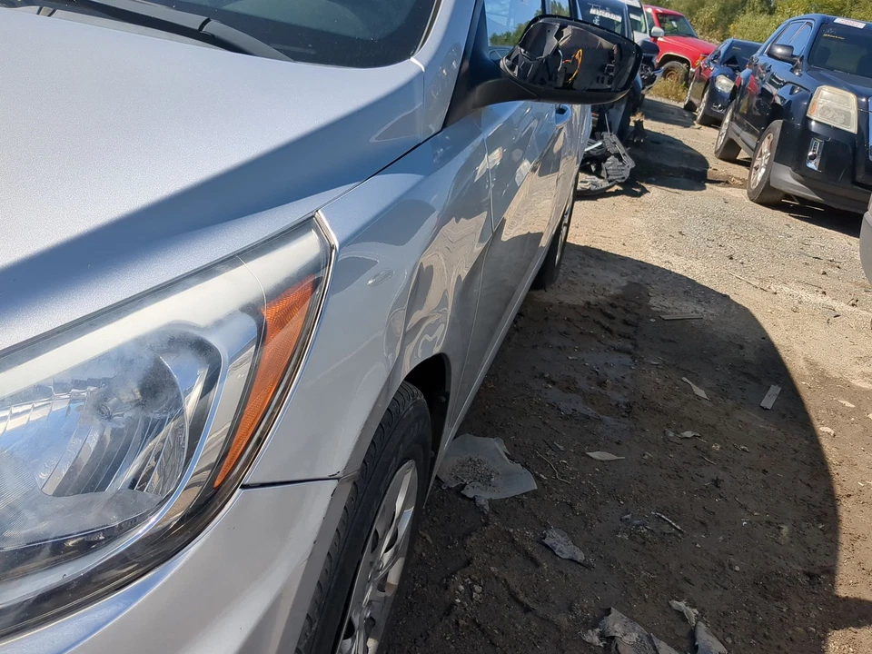 Guardabarros de conductor Hyundai Accent 2012-2017 ESWHY Foto 2 de 3