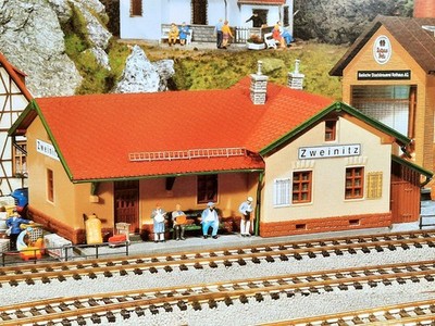 Faller (ex Pola) wie 110150 Bahnhof Zweinitz Farbvariante NEU ungebaut 1:87 S