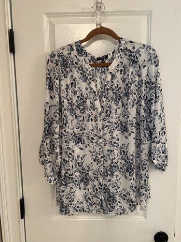 NYDJ Damen 3/4 Ärmel 1/2 Knopfleiste Popover Bluse Größe 1X Blumenmuster Plissee hinten