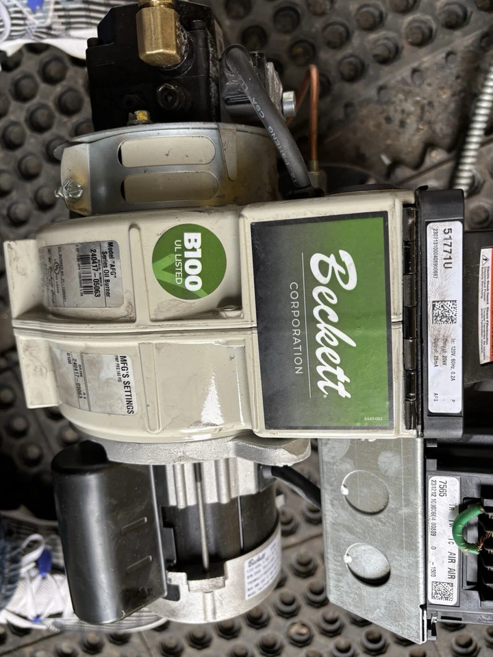 Quemador de aceite Beckett AFG B2007 con brida de montaje y tubo de aire Foto 3 de 4