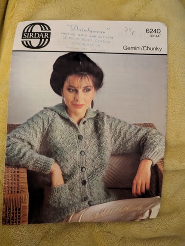 Sirdar Gemini/Chunky Cardigan Knitting Pattern 6240 (Tkp) - 第 1/3 張圖片