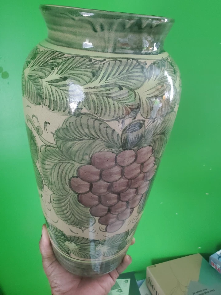 Cerámica de estudio grande con decoración de vid de uva Foto 3 de 4