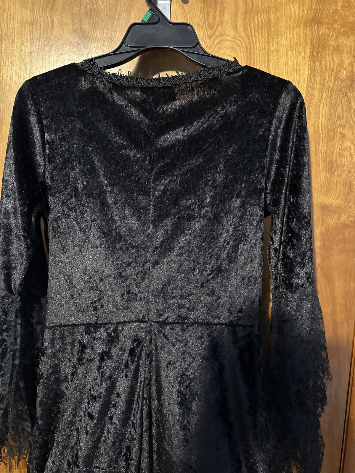 Gothic Vampiress Halloween Costume Women’s Large -In character