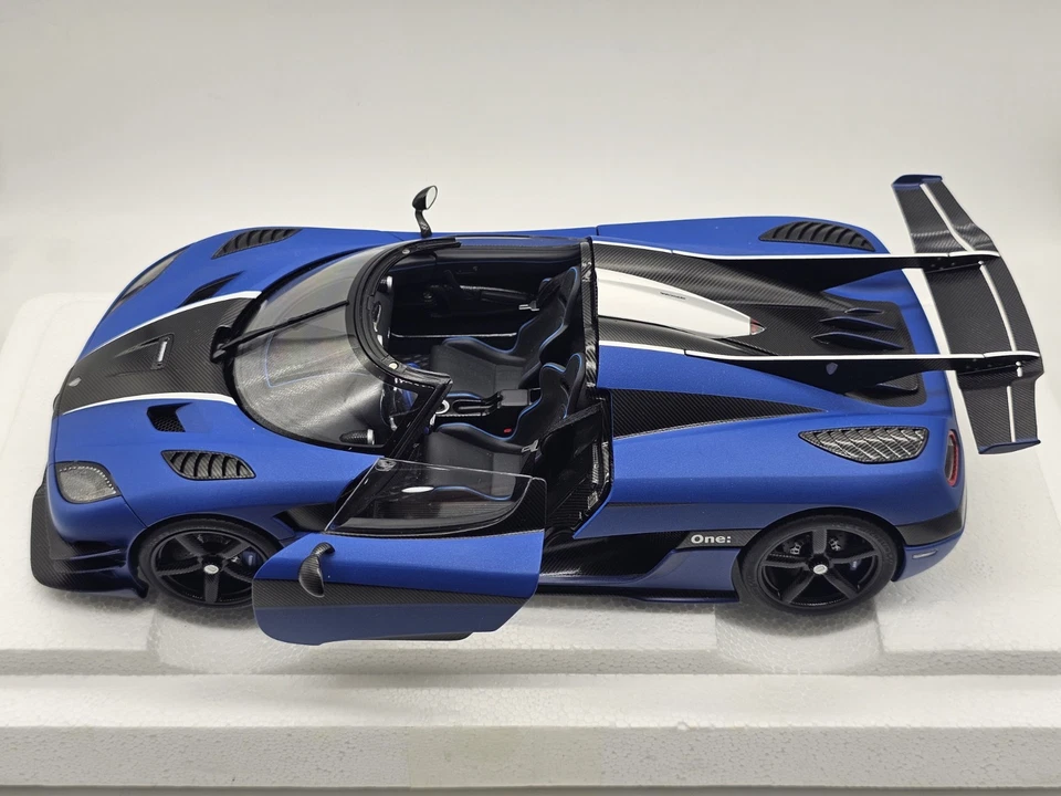 Koenigsegg One: 1 Imperial Blue Opaco Carbon Black 1:18 AutoArt In Box - Immagine 2 di 4