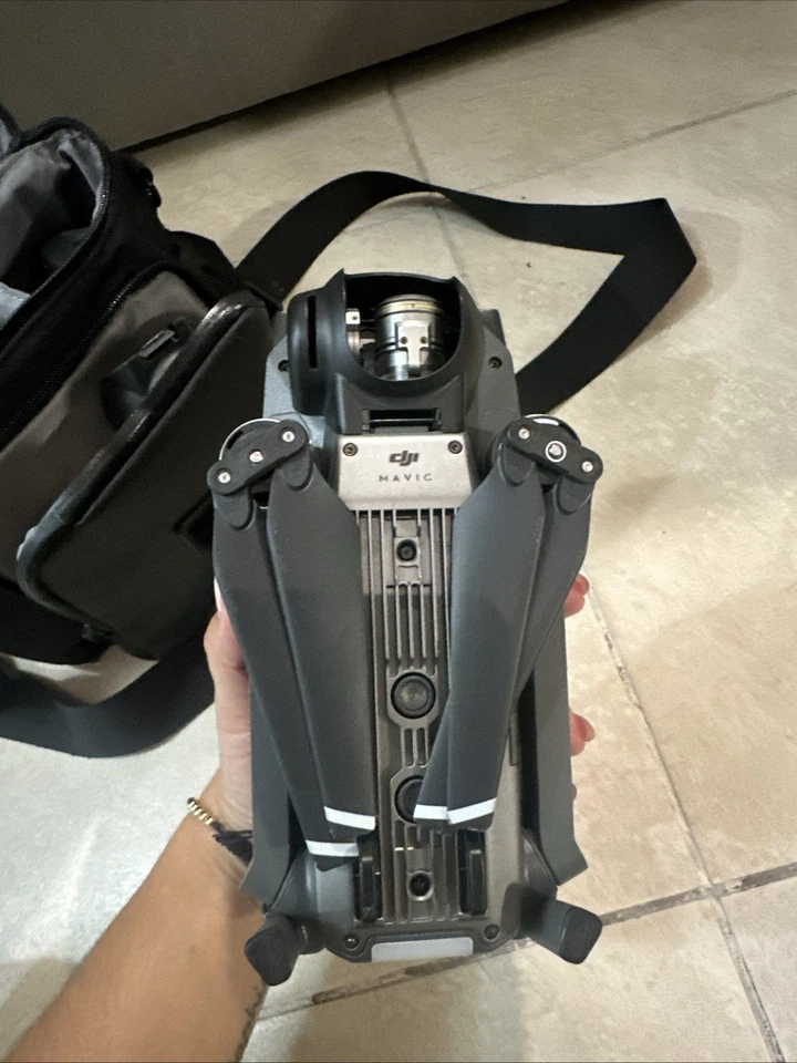 Drone DJI Mavic Pro Fly More Combo 4K con Control Remoto y Accesorios Foto 3 de 4