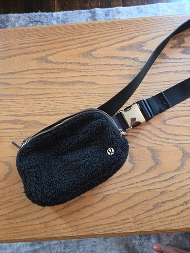 Lululemon Everywhere Belt Bag Fleece Sherpa Black Gold Hardware