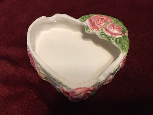 "Vintage ""2002"" Lady Jane Ltd herzförmige & geprägte rosa Rosen Aschenbecher 5x4,75"""
