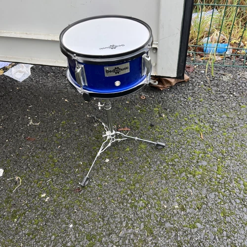 Versandkostenfrei. 10" Snare Drum mit Ständer. Blaue Oberfläche. Ideal für Busking, kleiner Veranstaltungsort
