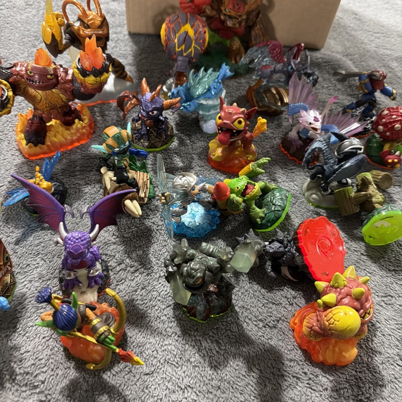 Skylanders  Mixed Lot 24