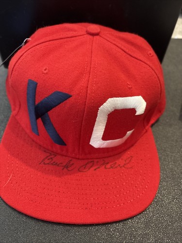 NEGRO LEAGUES BASEBALL ~ SIGNIERTE BUCK O’NEIL KANSAS CITY MONARHS KAPPE MIT ETIKETT