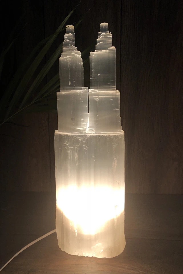 Lámpara de Selenita Extra Grande 15"-18" y Cordón Torre de Selenita Blanca Dos Puntos Reiki. Foto 2 de 4