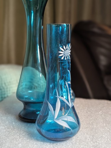 Lot 3 Antique Blue Cobalt Glass Bud Vases Handpainted White Gold Enamel Florals - Picture 5 of 22