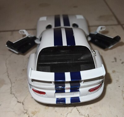 Maisto Special Edition Dodge Viper GT2 1:24 Scale Die-cast White w