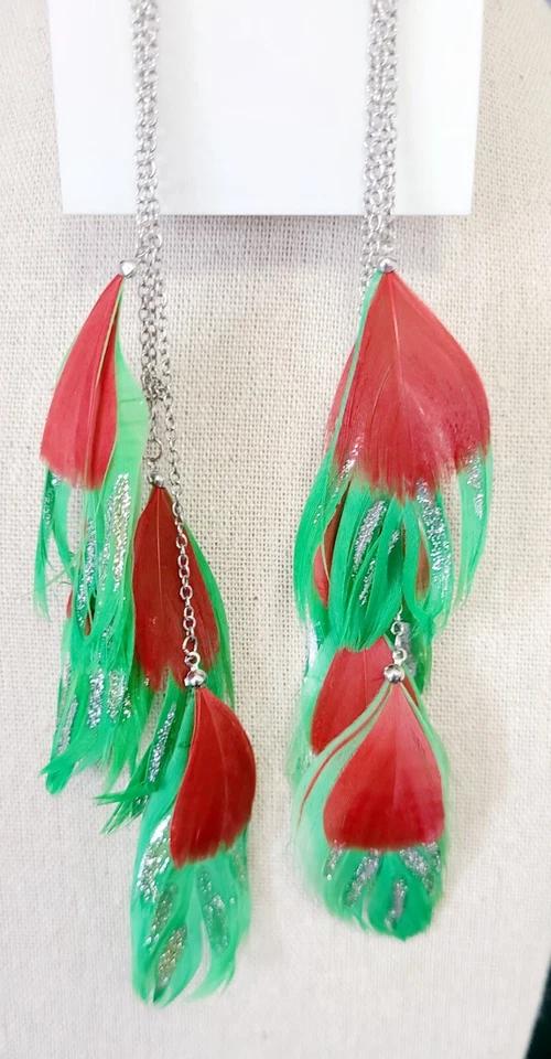 Pendientes de gancho colgantes largos plumas verdes y rojas con brillo Navidad Foto 2 de 4