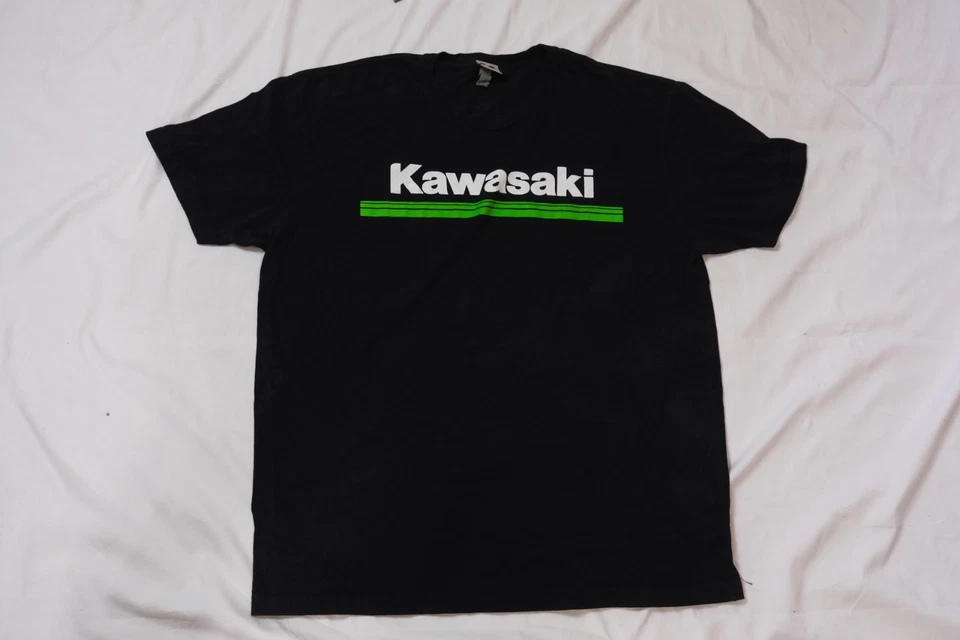 Camiseta negra marca Kawasaki con logotipo a rayas verdes talla XL Foto 2 de 4