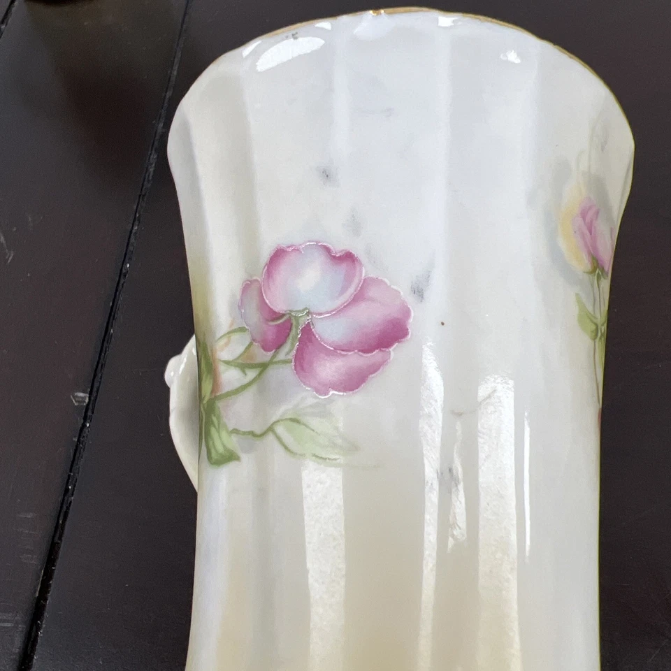 Antigua taza Nippon Cocoa Demitasse pintada a mano Dogwood blanco, verde musgo, rosas Foto 3 de 4