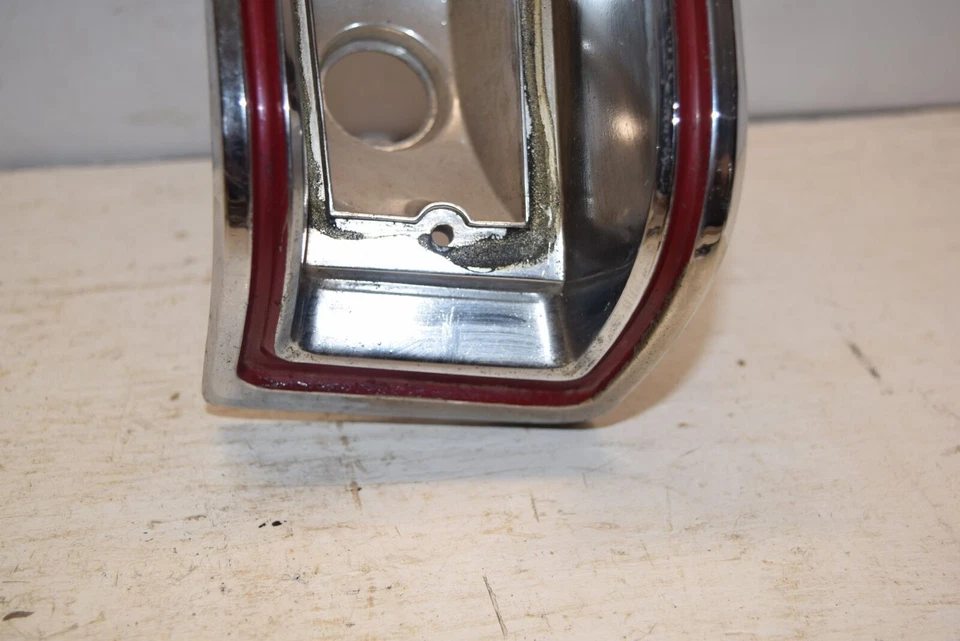 NUEVO DE LOTE 1971-1973 OEM PLYMOUTH VALIANT LADO IZQUIERDO LUZ TRASERA LENTE CARCASA - C45A Foto 3 de 4