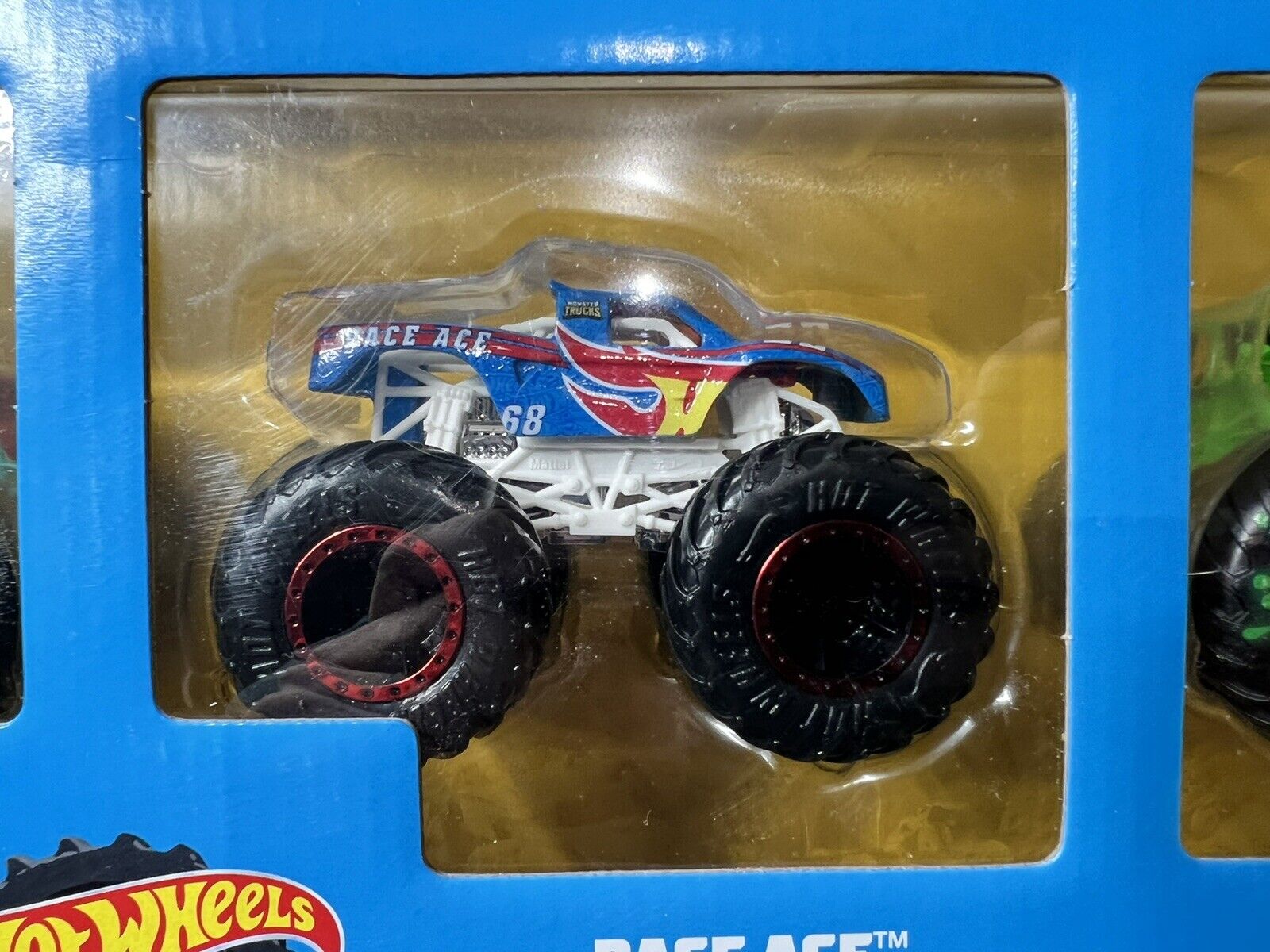  Hot Wheels Monster Trucks Live 8-Pack, Multipack of 1:64 Scale  Toy Monster Trucks, Characters from The Live Show, Smashing & Crashing  Trucks, Gift for Kids 3 Years Old & Up 