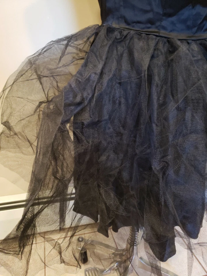 Vestido tutú vintage sin tirantes negro satinado Scarlett Nite Foto 3 de 4