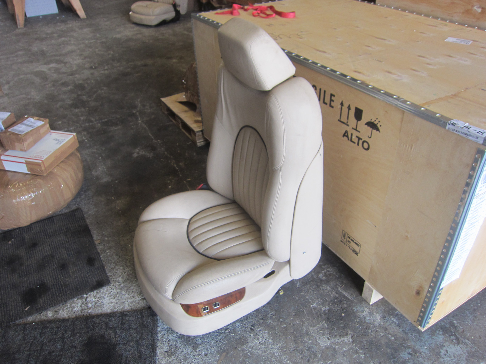 Bentley Arnage 99 LH / Drivers Seat w/ Rails / Guides - Creme